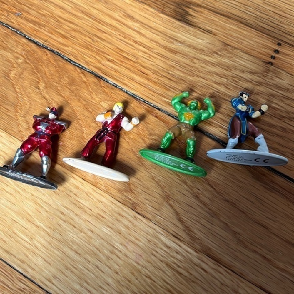 Metal figs figurines street fighter 4 pieces see pics for signs of use & play.